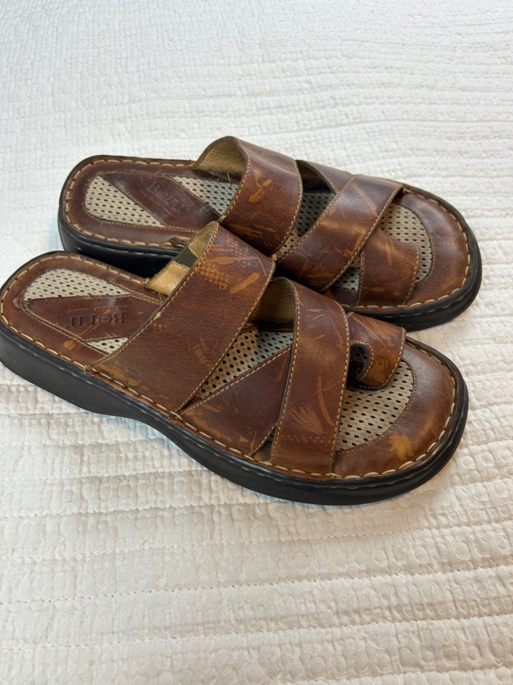 Born women’s Brown Leather toe loop Slide Sandals Size 10 comfort shoe